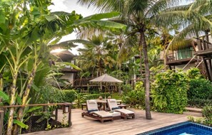Piscine extérieure, parasols de plage, chaises longues