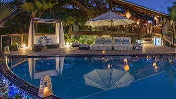 Piscina externa, guarda-sóis, espreguiçadeiras