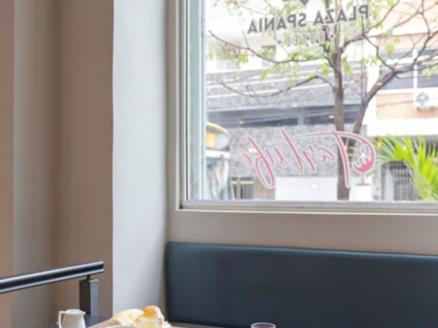 Daily buffet breakfast (BRL 35 per person)