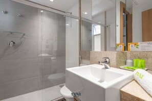 Shower, perlengkapan mandi gratis, handuk, dan sabun