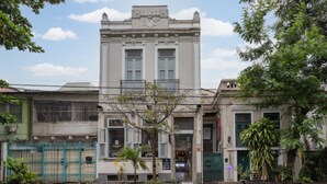 A building with a balcony and a sign that reads "Hotel". - Plaza Spania (Rio de Janeiro)