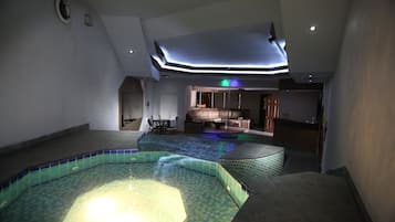 Jetted bathtub
