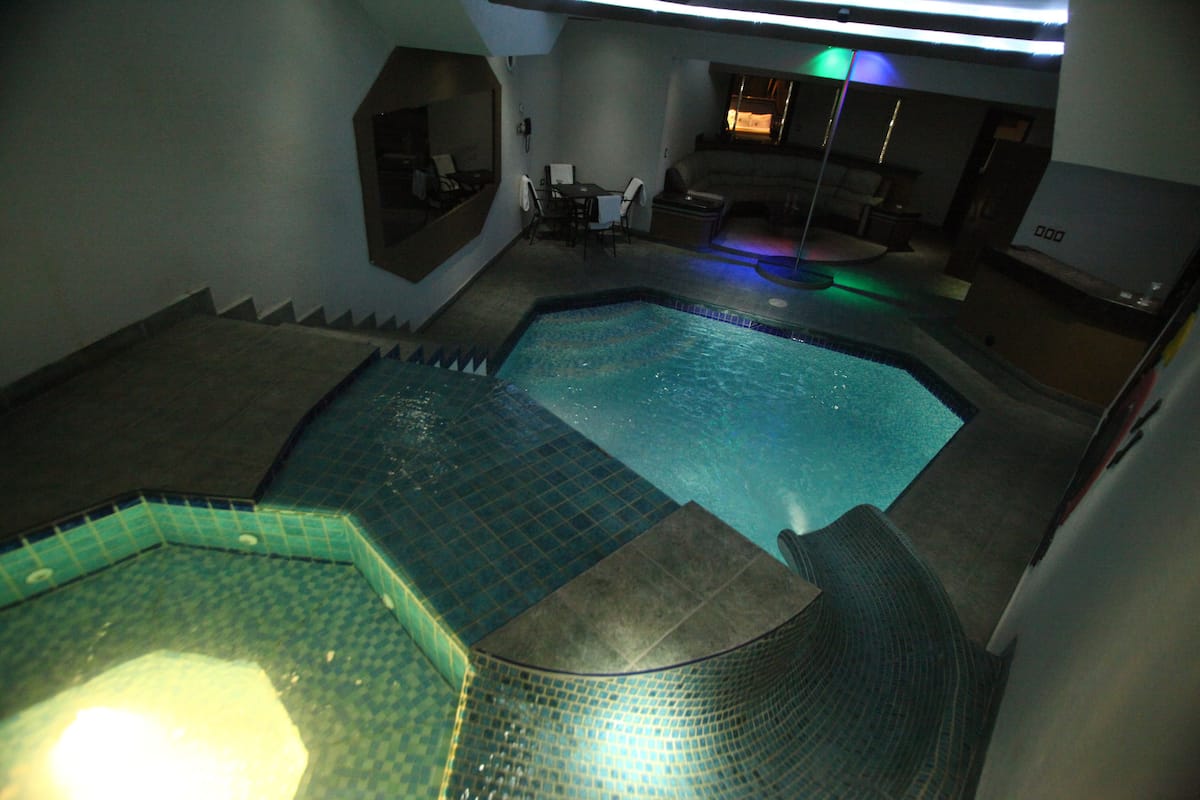 Premium suite, 2 slaapkamers | Binnenzwembad | Een binnenzwembad
