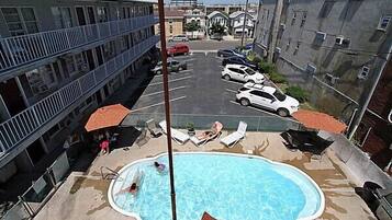 Een seizoensgebonden buitenzwembad