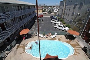 Una piscina al aire libre de temporada