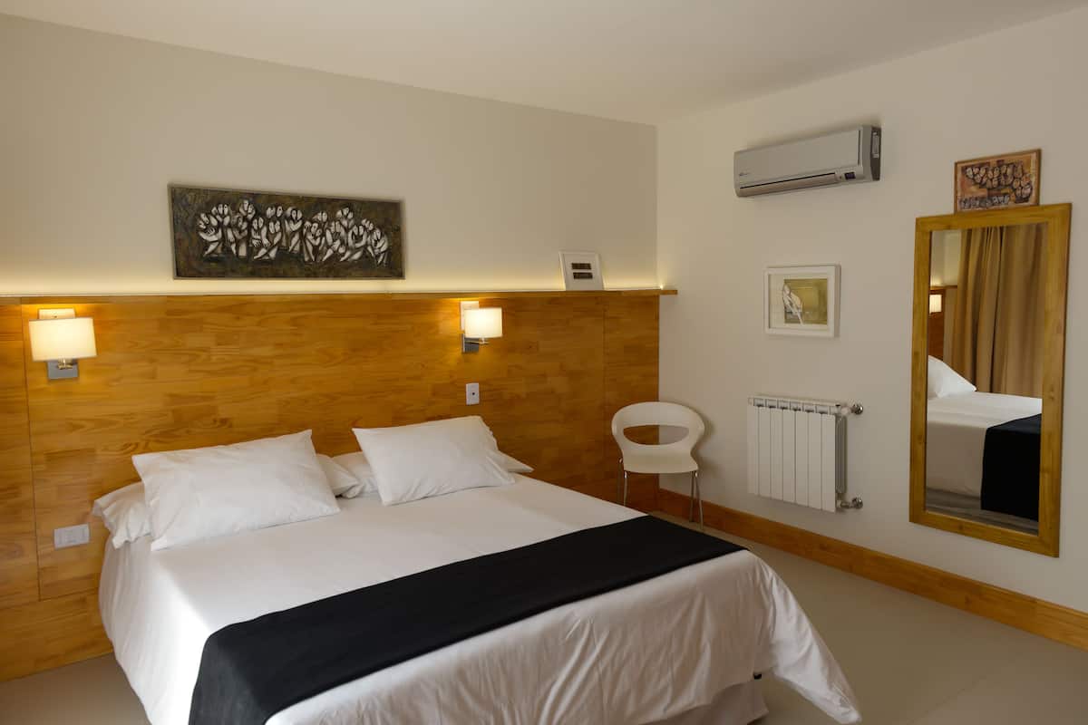 Minibar, in-room safe, desk, iron/ironing board