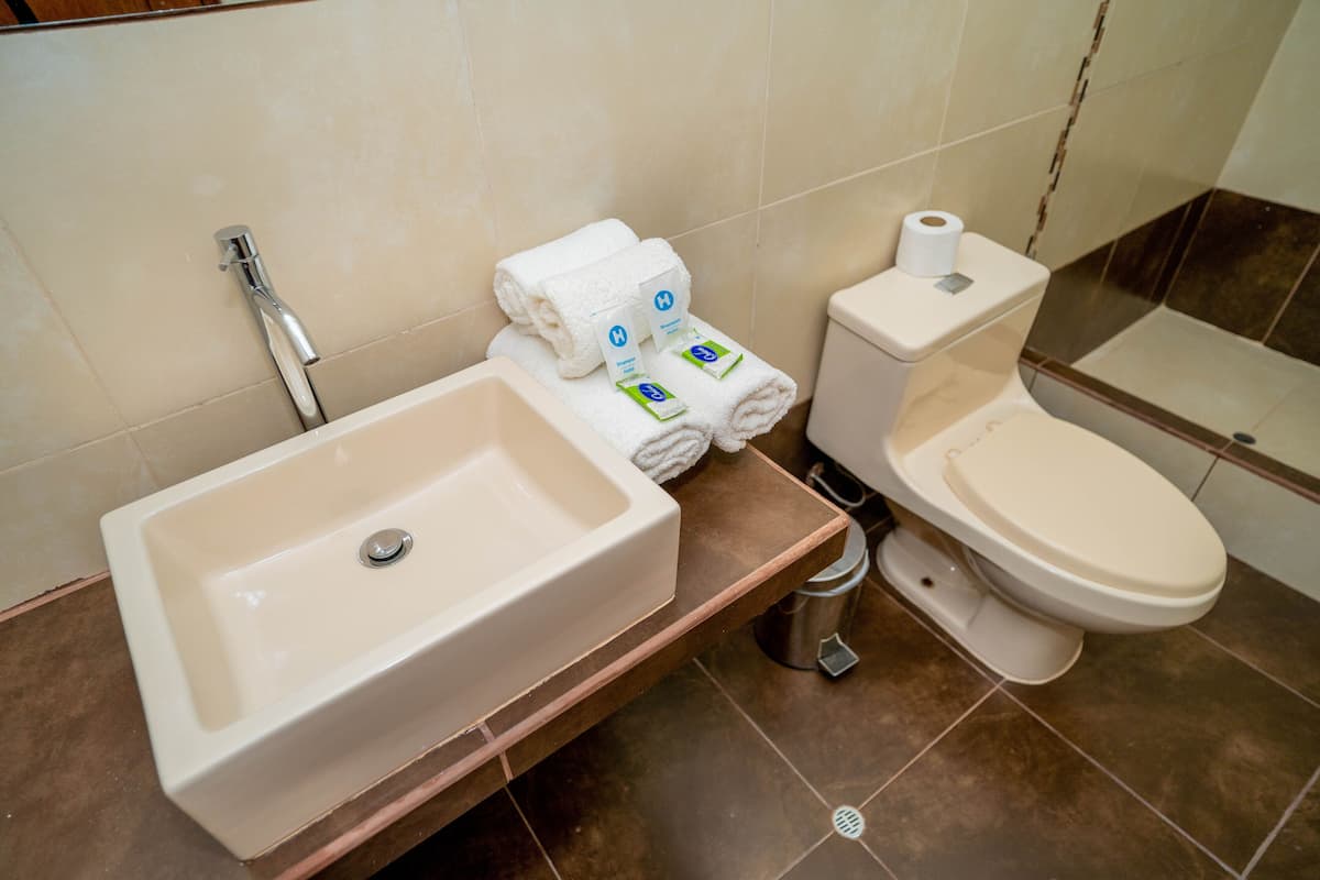 Douche, sèche-cheveux, serviettes fournies