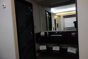 Ropa de cama de alta calidad, sistema de insonorización, wifi gratis