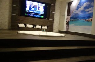 Ropa de cama de alta calidad, sistema de insonorización, wifi gratis