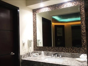 Standard Suite, 1 King Bed | Bathroom