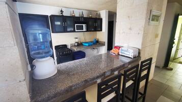 Departamento familiar, 3 habitaciones, vista al océano | Cocina privada | Refrigerador