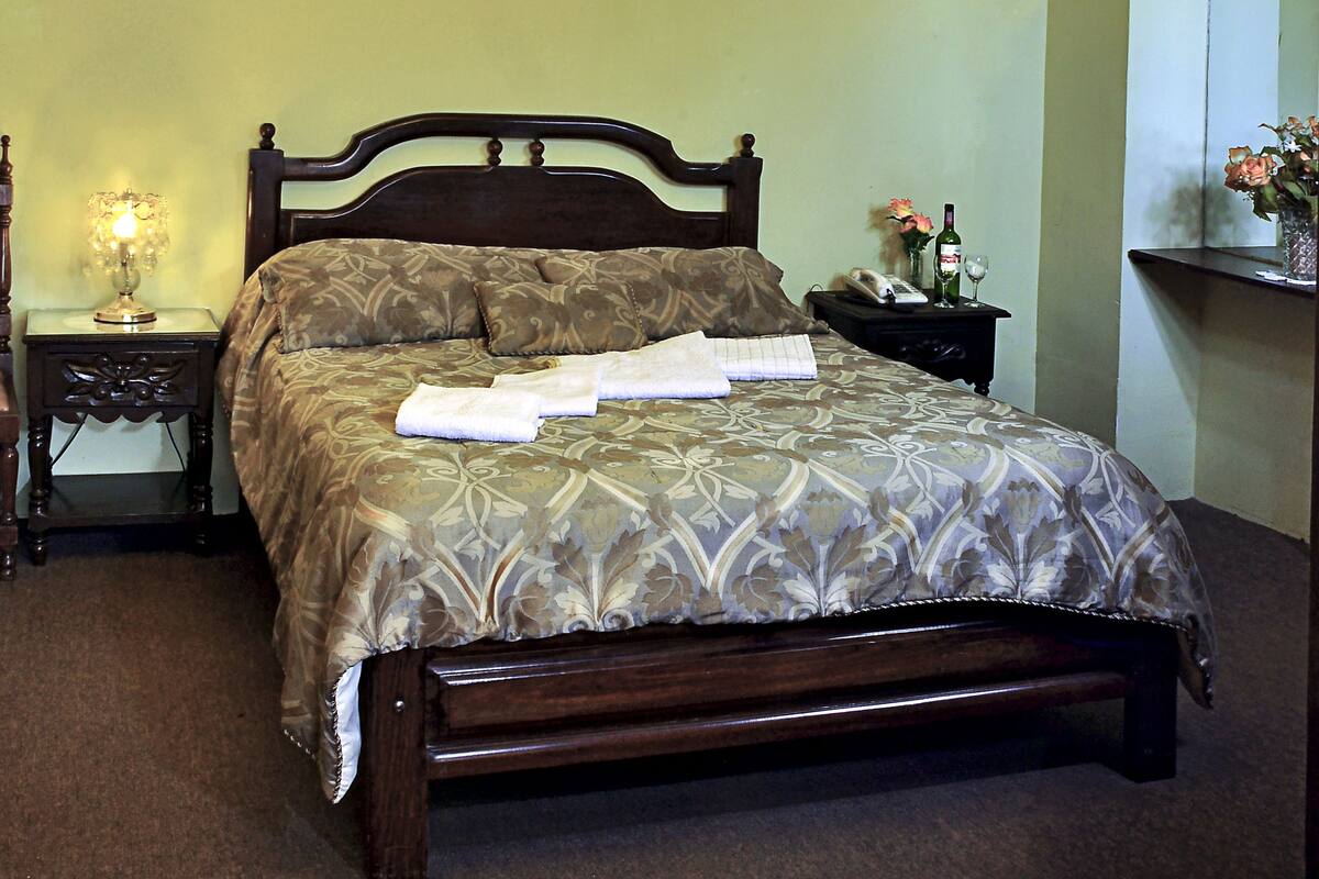 Single Room | Premium bedding, in-room safe, cribs (free), WiFi (free)