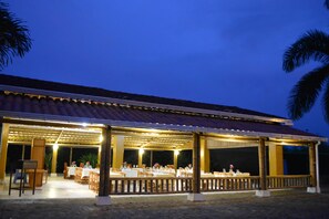 Frühstück, Mittagessen, internationale Küche, Blick auf den Garten 