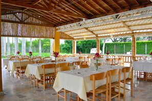 Frühstück, Mittagessen, internationale Küche, Blick auf den Garten 