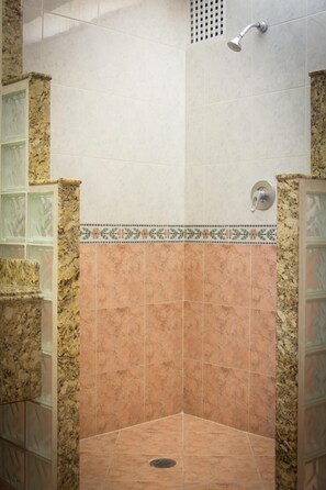 Shower, free toiletries, towels, soap - Hotel Santa María (Mexico City)
