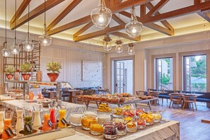 4 restaurantes; se sirven desayunos, comidas, cenas y brunch