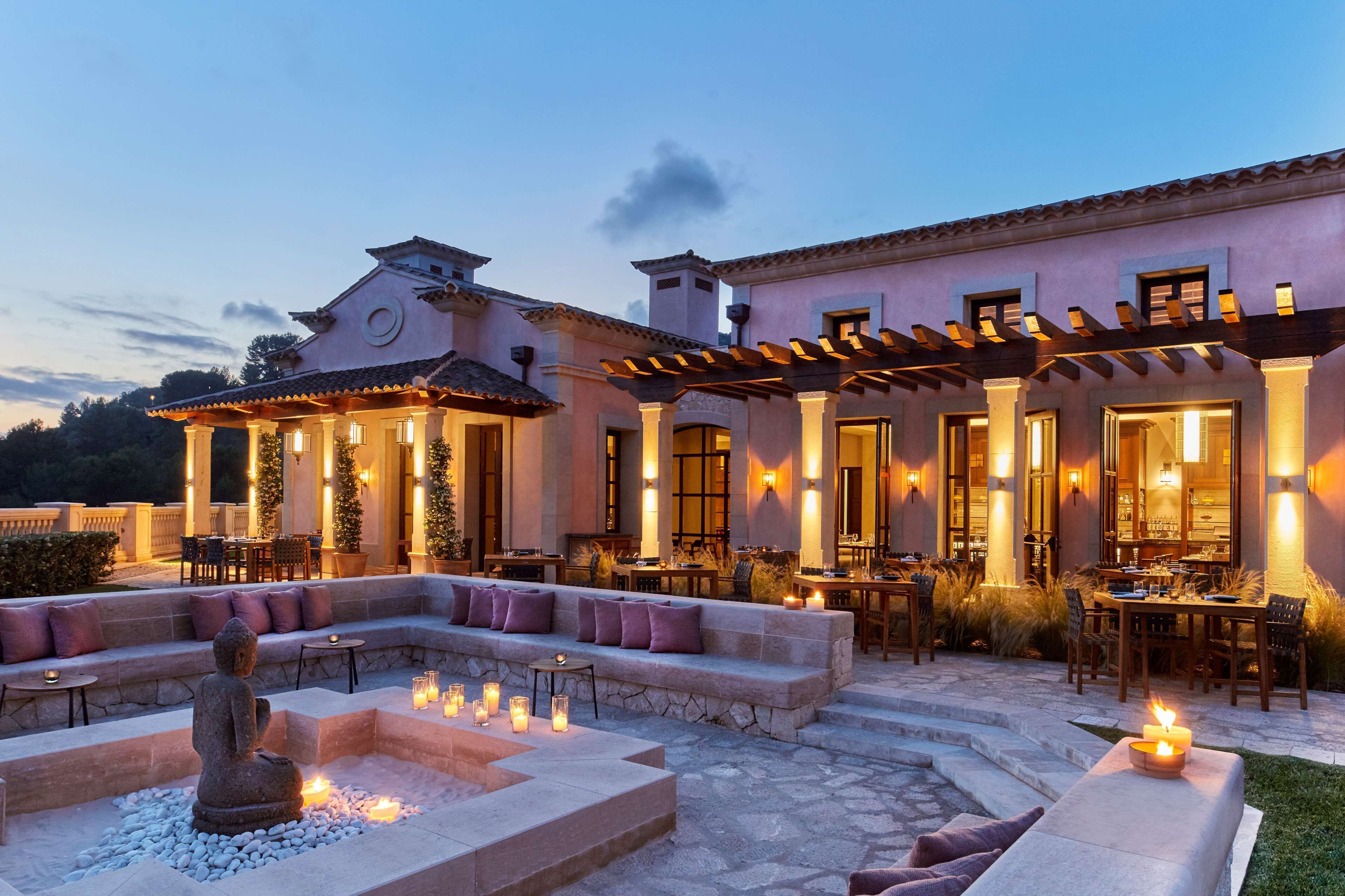 4 restaurants, breakfast, lunch, dinner served; local cuisine