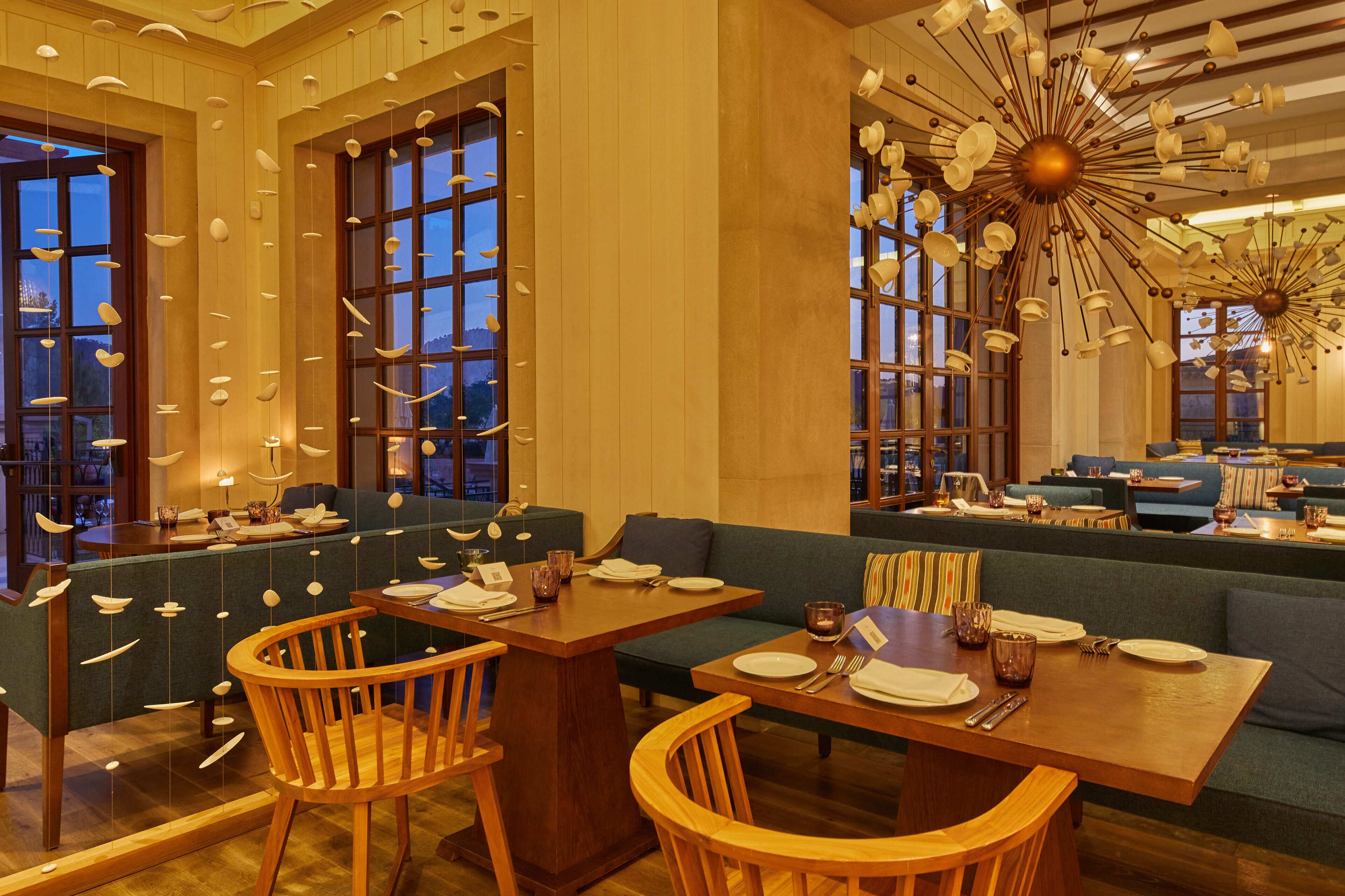 4 restaurants, breakfast, lunch, dinner served; local cuisine