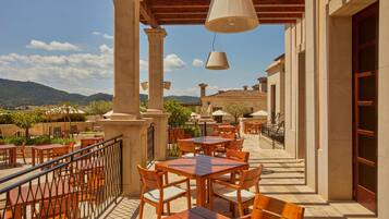 Free daily full breakfast