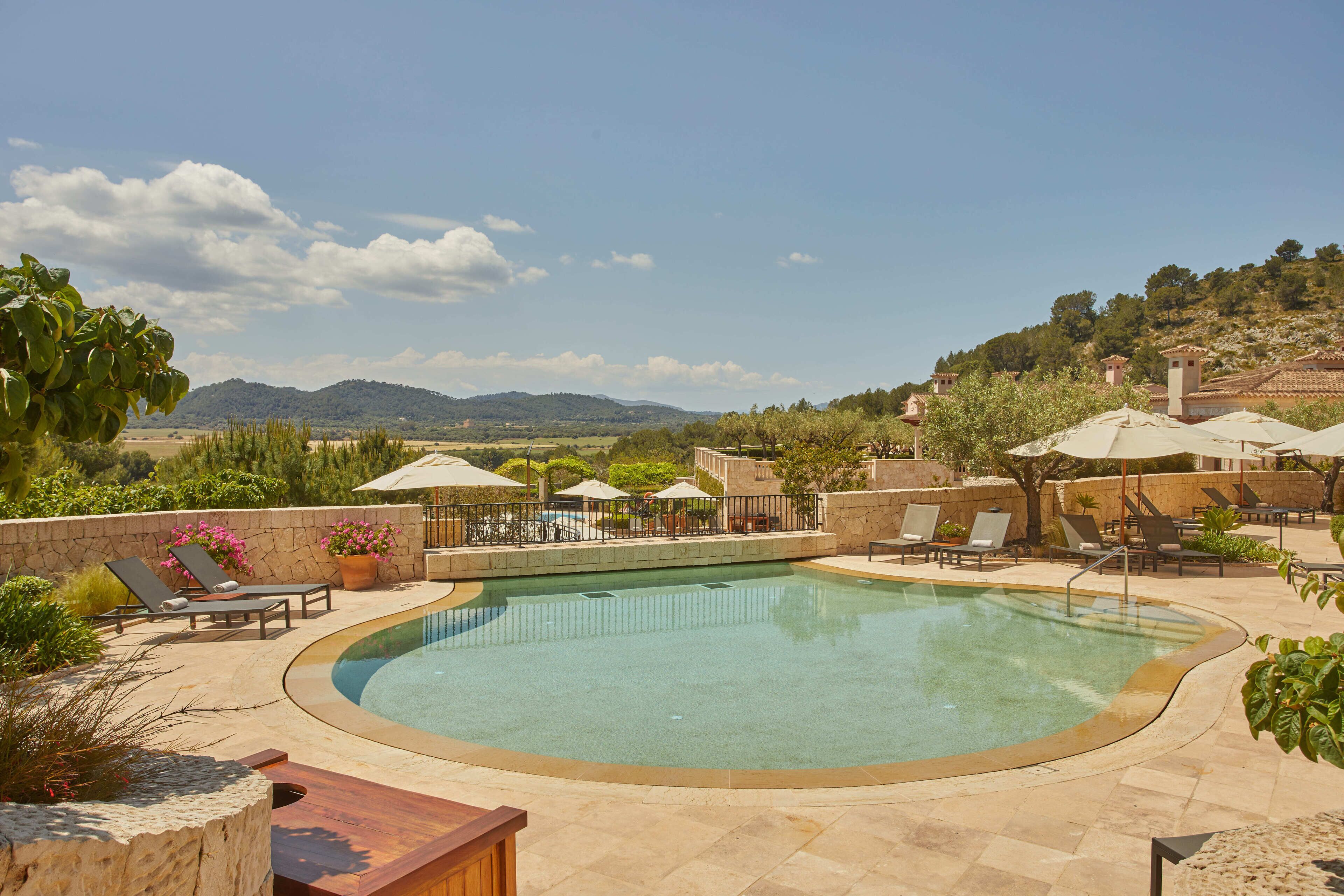 Een binnenzwembad, 4 buitenzwembaden, parasols voor strand/zwembad