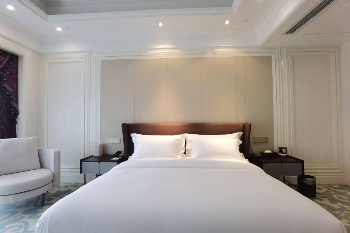 Cribs/infant beds, alarm clocks