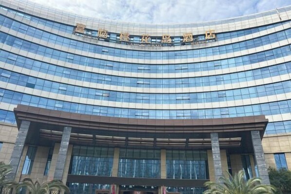 Un edificio moderno con fachada curva y grandes ventanales.