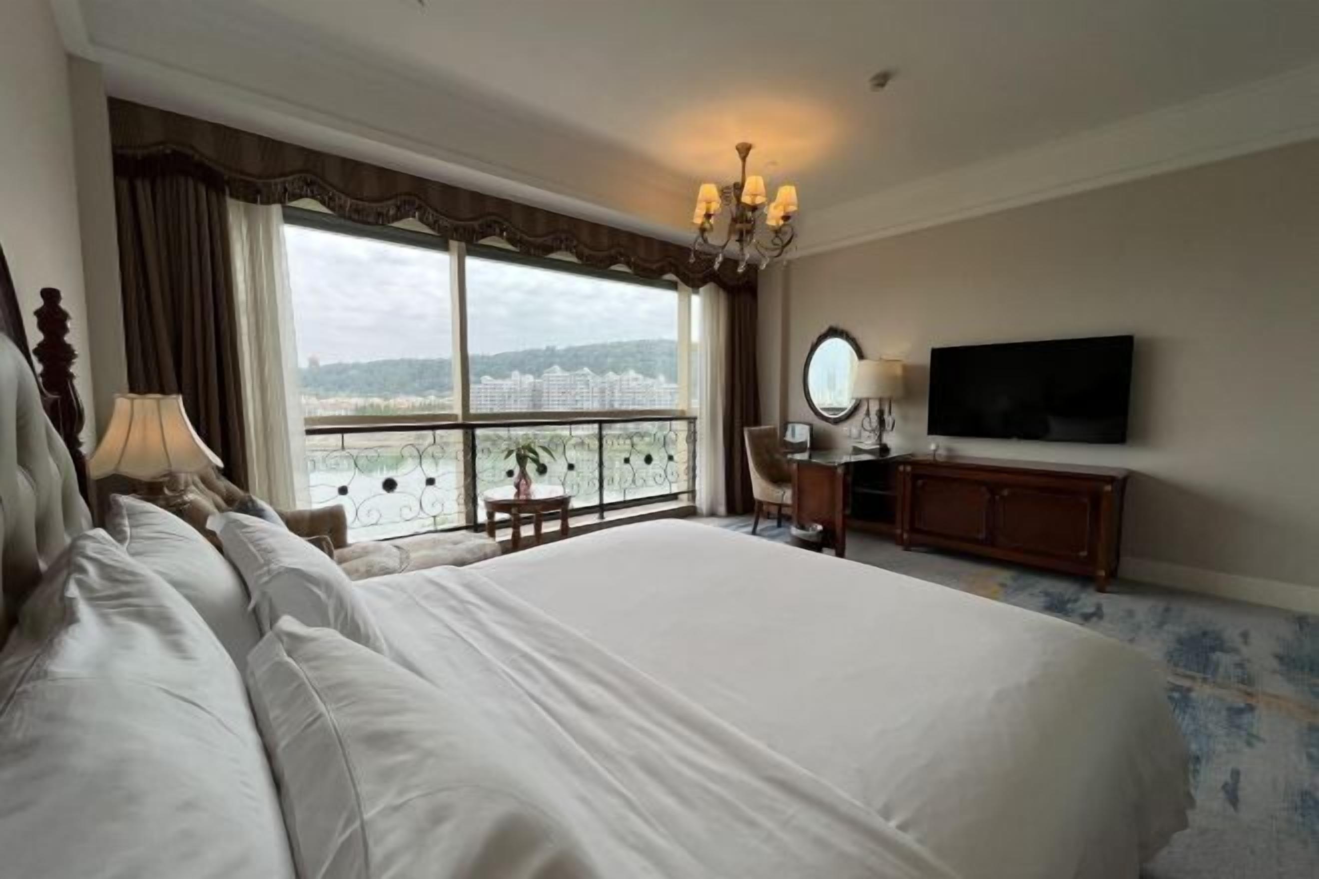 Cribs/infant beds, alarm clocks