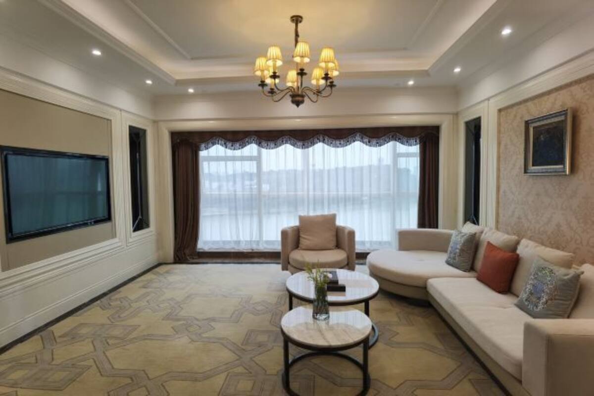 Cribs/infant beds, alarm clocks