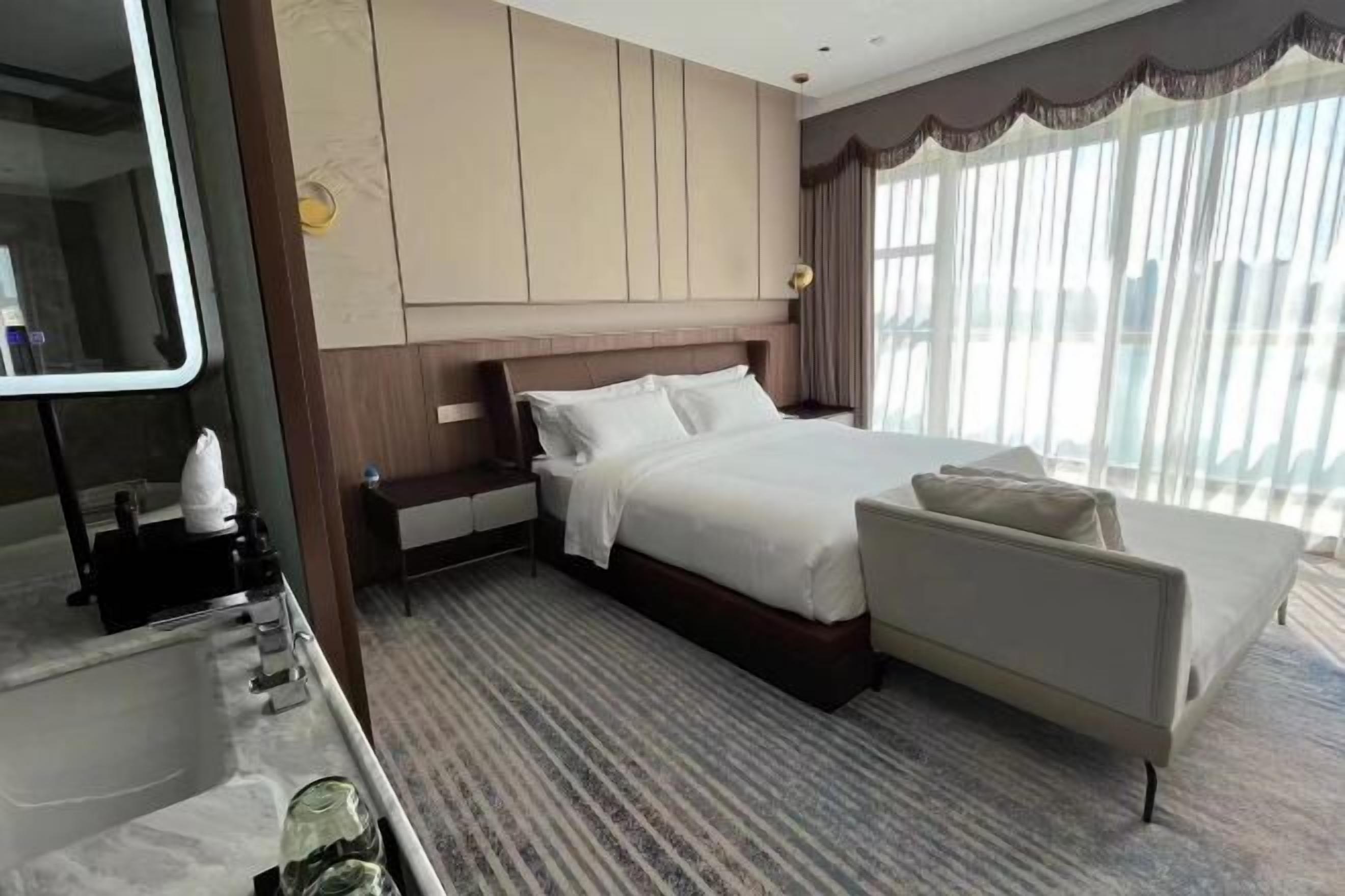 Cribs/infant beds, alarm clocks