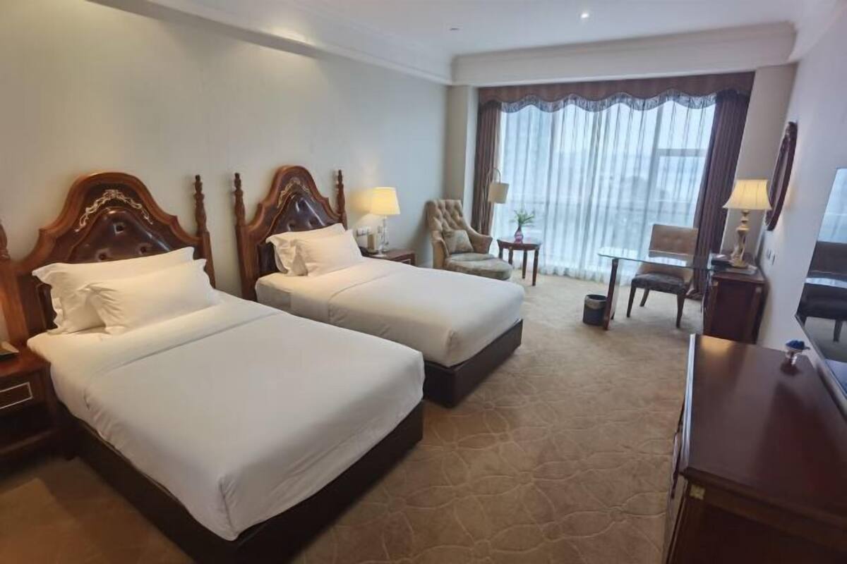 Cribs/infant beds, alarm clocks