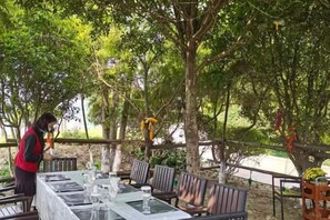Tempat makan luar