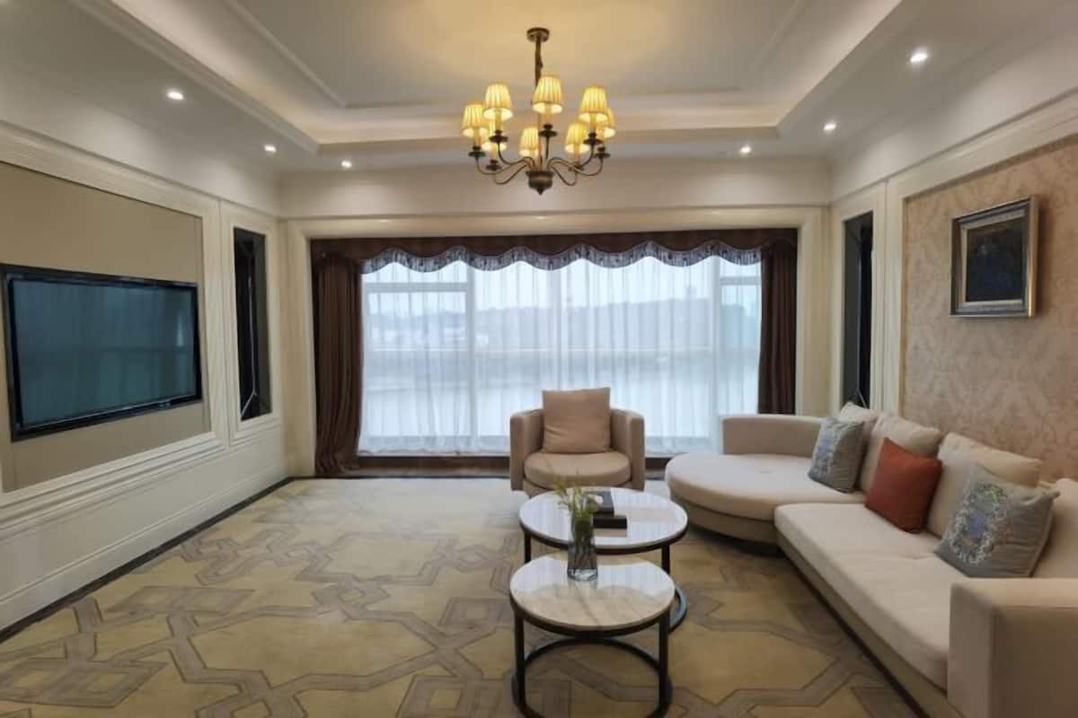 Cribs/infant beds, alarm clocks