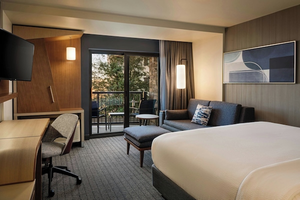 Room, 1 King Bed, Balcony | Desk, blackout drapes, soundproofing, iron/ironing board