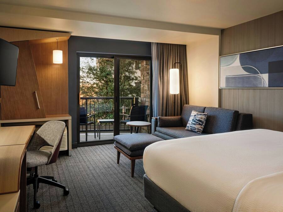 Escritorio, cortinas blackout y sistema de insonorización