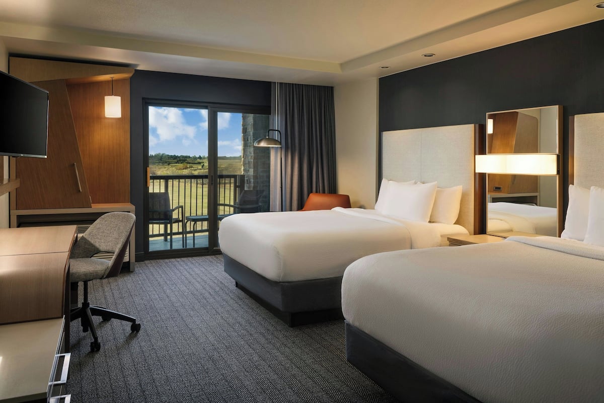 Quarto, 2 camas Queen, sacada | Escrivaninha, cortinas blackout, quartos à prova de som