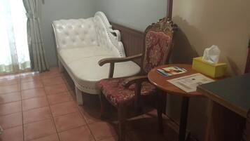 Cofres nos quartos, ferros/tábuas de passar roupa, Wi-Fi de cortesia