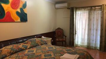 Zimmersafe, BĂŒgeleisen/BĂŒgelbrett, kostenloses WLAN, BettwĂ€sche