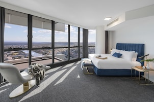 3 Bedroom South Bank Penthouse | Premium bedding, in-room safe, desk, blackout drapes