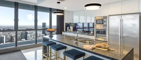 3 Bedroom Parkland Penthouse | Private kitchen