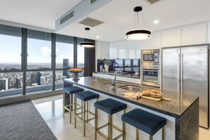 顶层房, 3 间卧室 (Parkland) | 私人厨房 | 大冰箱、微波炉、炉灶、洗碗机