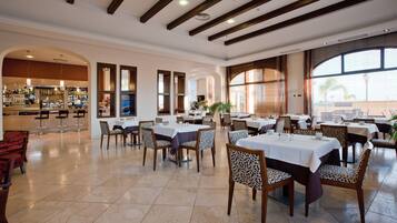 Frukostbuffé varje dag (EUR 13 per person)