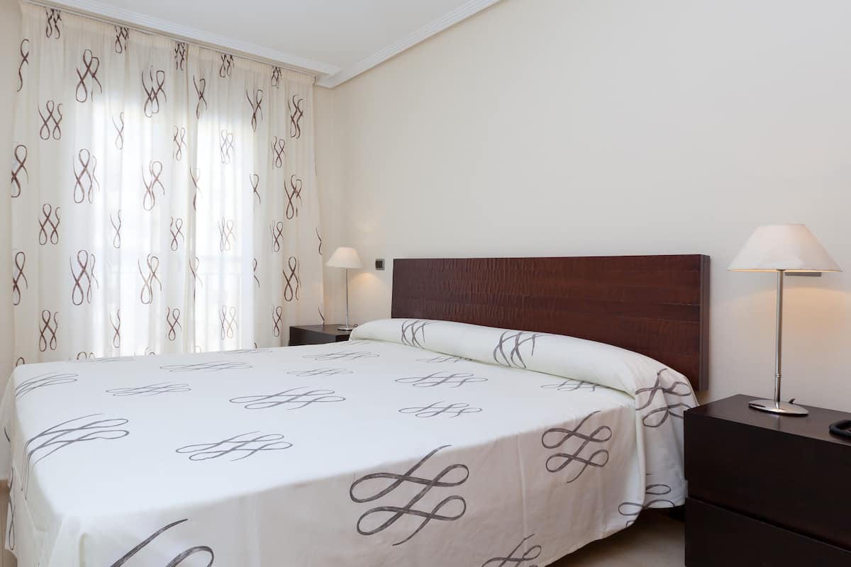 1 bedroom, desk, soundproofing, free cribs/infant beds