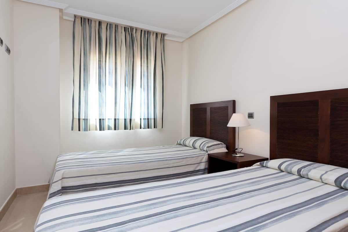1 bedroom, desk, soundproofing, free cribs/infant beds