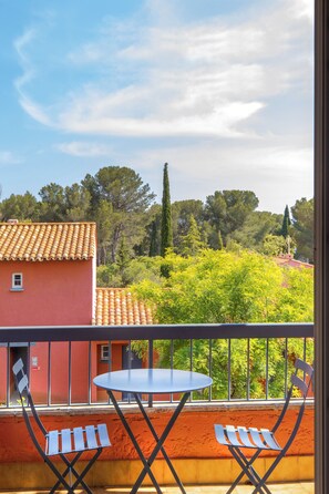 Outdoor dining - Sowell Residences Les Chenes Verts (Saint-Raphael)