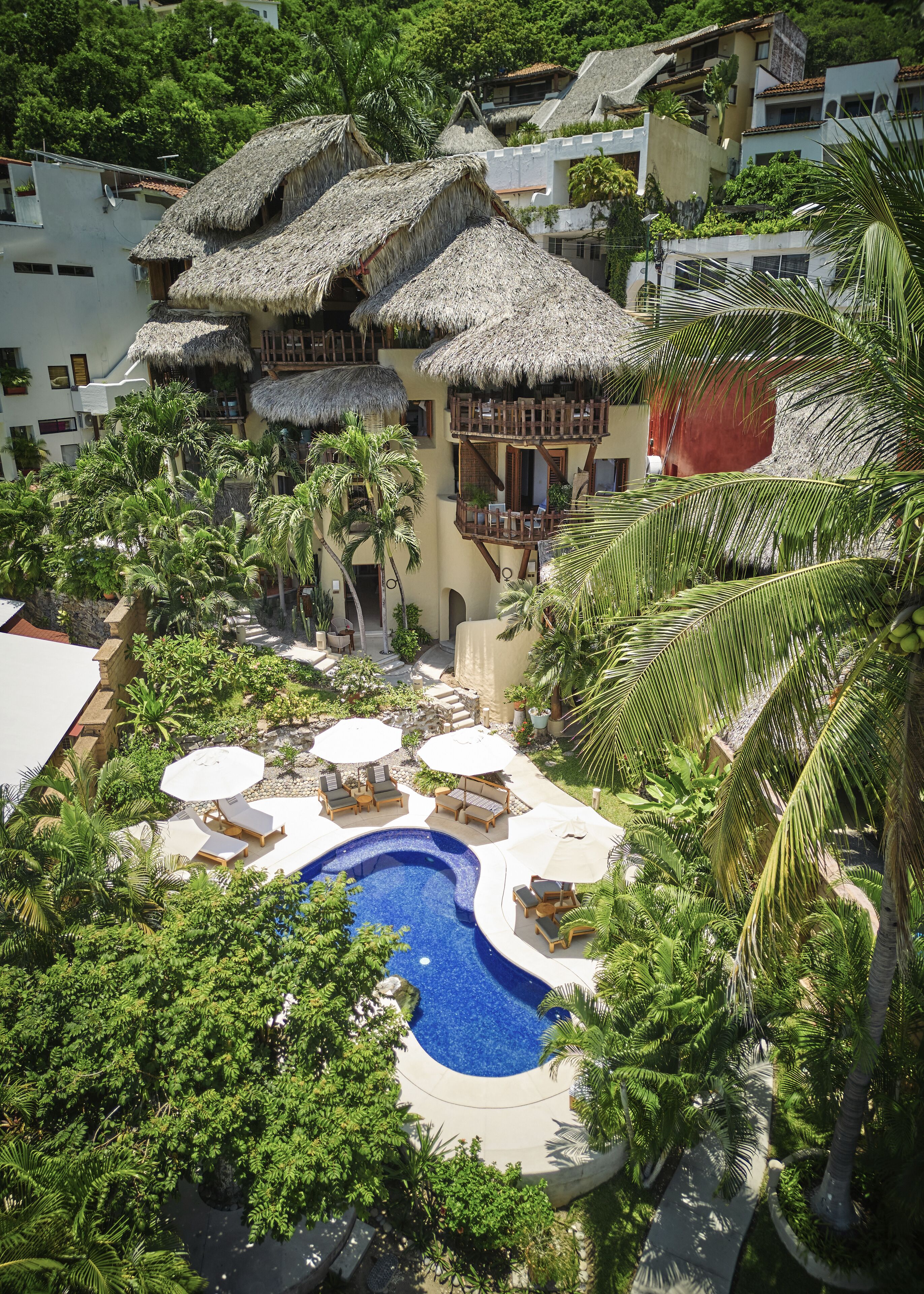 Alberca al aire libre y camas balinesas gratuitas 