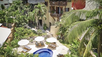 Alberca al aire libre y camas balinesas gratuitas