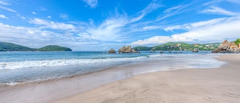 Una spiaggia nelle vicinanze