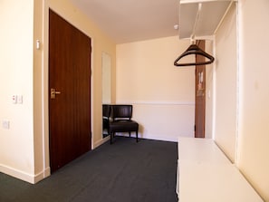 Habitación estándar con 2 camas individuales, 2 camas individuales (Accessible) | Escritorio, insonorización, tabla de planchar con plancha y wifi gratis