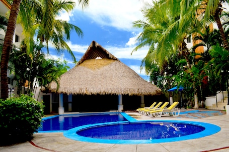 Una piscina al aire libre