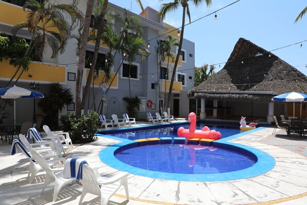 Outdoor pool - Hotel Costa Brava (Manzanillo)